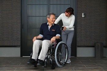 Tư vấn lựa chọn xe lăn cho người cao tuổi